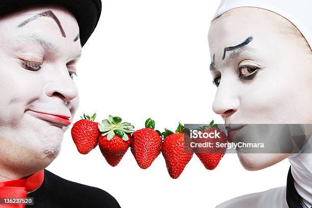 カップルの Mimes ストロベリー - イチゴのストックフォトや画像を多数ご用意 - イチゴ, カットアウト, 2人
