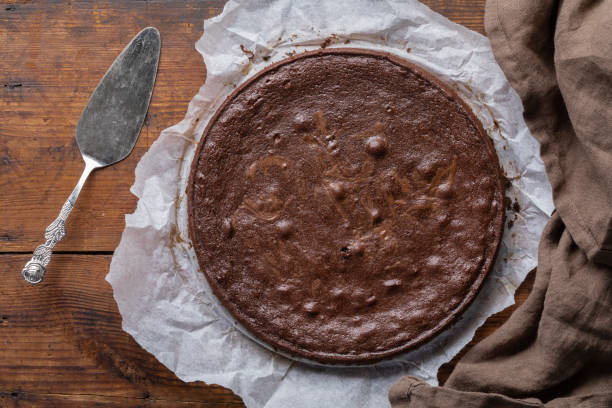 上から見た粘着性のチョコレートブラウニーケーキ、クラッカカまたは泥ケーキ - baked brown cake circle ストックフォトと画像