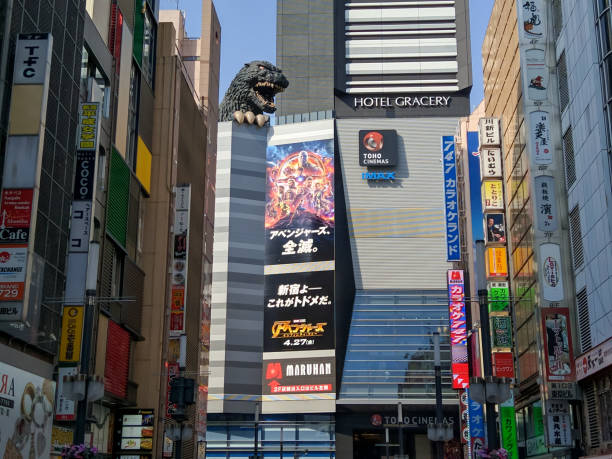 그레이스리 신주쿠 호텔의 전경. 고질라의 머리는 지붕에 보입니다. - kabuki color image japan japanese culture 뉴스 사진 이미지