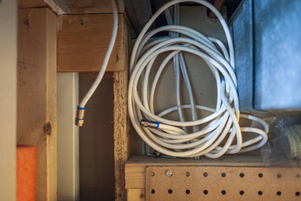 коаксиальный кабель в стене подвала - cable tv cable television coaxial cable стоковые фото и изображения