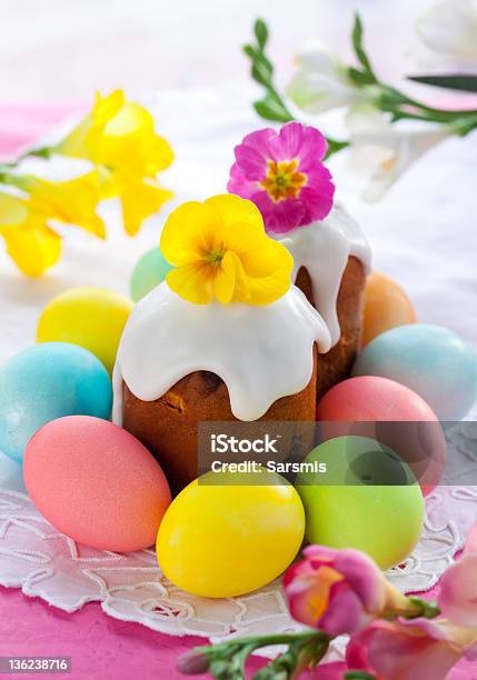 Photo libre de droit de Gâteau De Pâques Et Oeufs banque d'images et plus d'images libres de droit de Aliment - Aliment, Aliment confit, Aliment cuit à l'eau