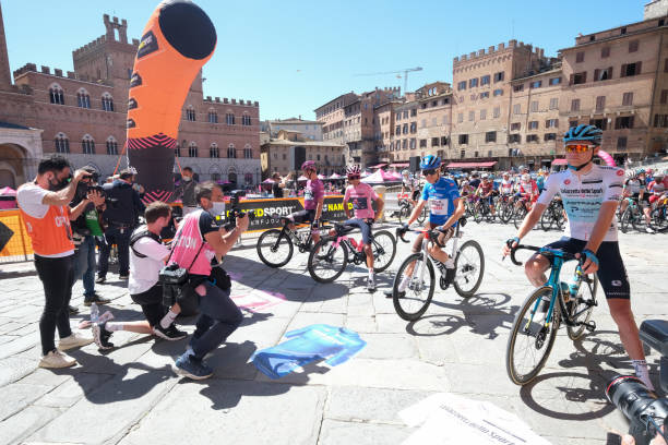 partenza ciclismo professionale giro d'italia cycling, siena, italia - giro ditalia foto e immagini stock