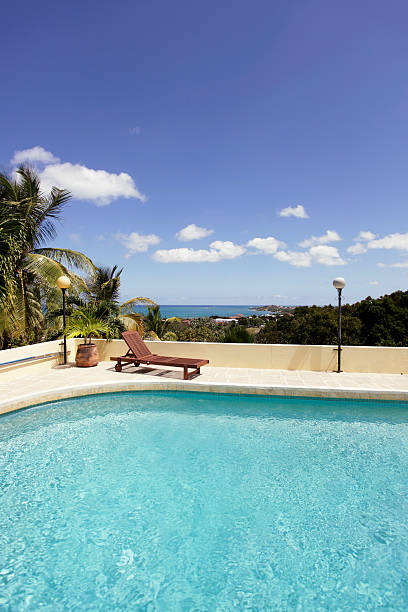 la piscine series - tourist resort apartment swimming pool caribbean photos et images de collection