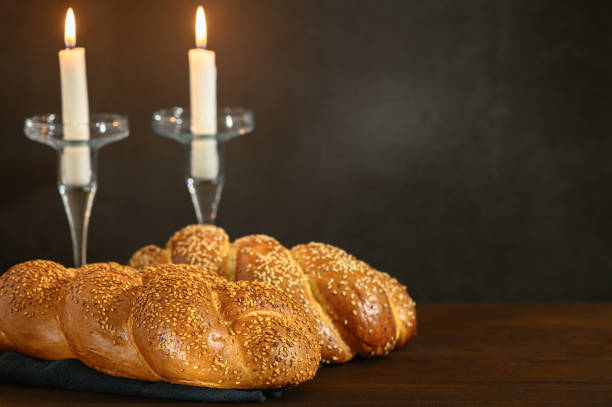 shabbat shalom - challah bread, shabbat candles on wooden table - repast imagens e fotografias de stock