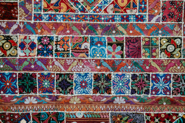 dettaglio vecchio tappeto patchwork colorato in india - quilt patchwork sewing textile foto e immagini stock