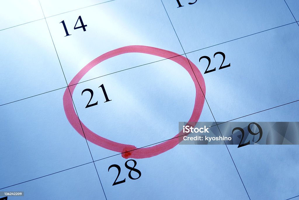 Calendário com círculo vermelho mark, estabelecendo uma data - Foto de stock de A Data royalty-free