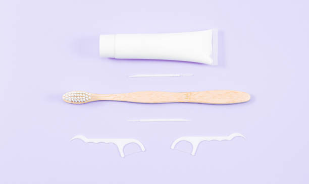 歯磨き粉、竹歯ブラシ、柔らかいライラックの歯のフロス - floss toothpick ストックフォトと画像
