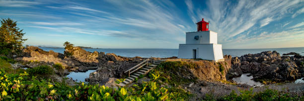 vista panorámica del faro de amphitrite en ucluelet se encuentra en la isla de vancouver, bc, canadá - island group fotografías e imágenes de stock