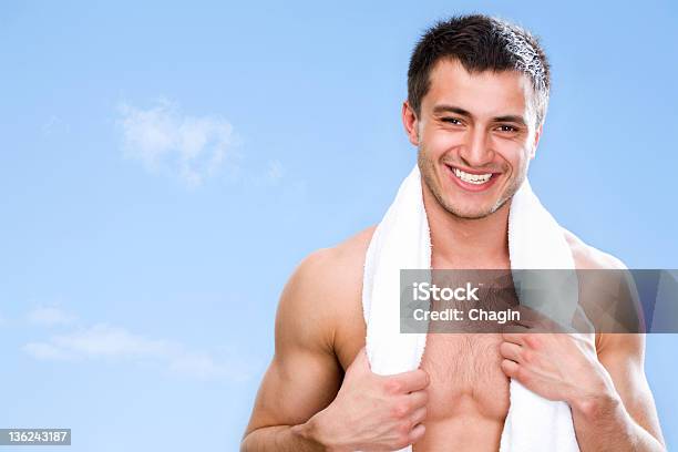 Muskuläre Mann Stockfoto und mehr Bilder von Aktiver Lebensstil - Aktiver Lebensstil, Aktivitäten und Sport, Bauch