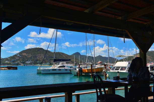 vista panoramica dal bar nei caraibi - philipsburg st martin dutch st martin commercial dock harbor foto e immagini stock