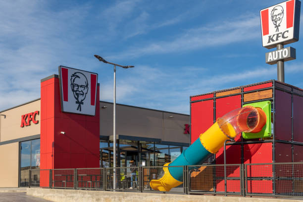 vue générale de la société kfc - restaurant editorial entrance menu photos et images de collection