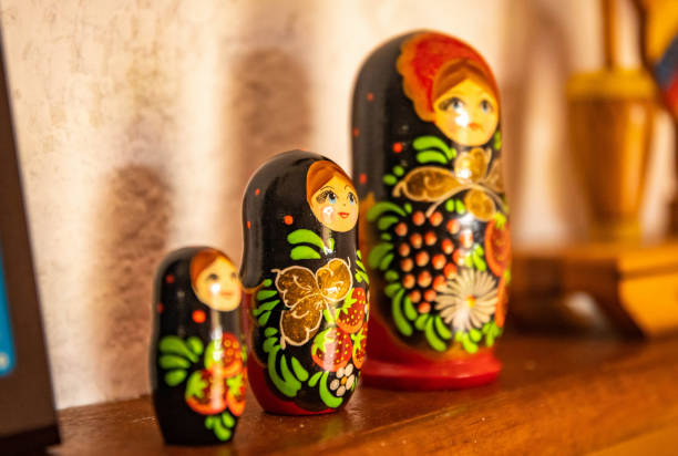 set di bambola di legno russa matroshka giocattolo tradizionale - russian nesting doll babushka matroshka art foto e immagini stock