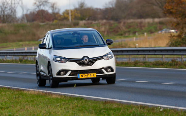 blanco holandés 2017 renault scenic driving en wierden - renault scenic fotografías e imágenes de stock