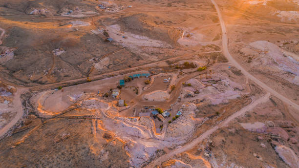 drone tourné du coober pedy caravan park south australia - coober pedy photos et images de collection