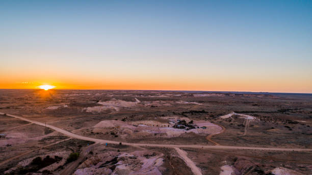 drone shot of campers at coober pedy caravan park south australia - dirtroad imagens e fotografias de stock