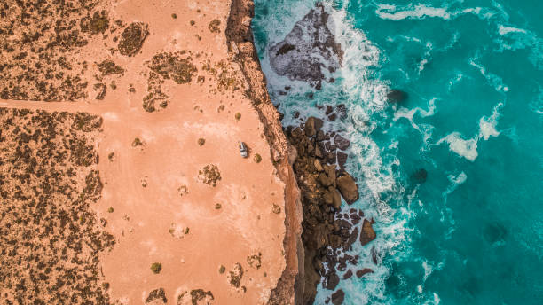 scatto del drone di un suv parco nazionale di eucla/nullarbor great australian bight coastline south australia - outback foto e immagini stock