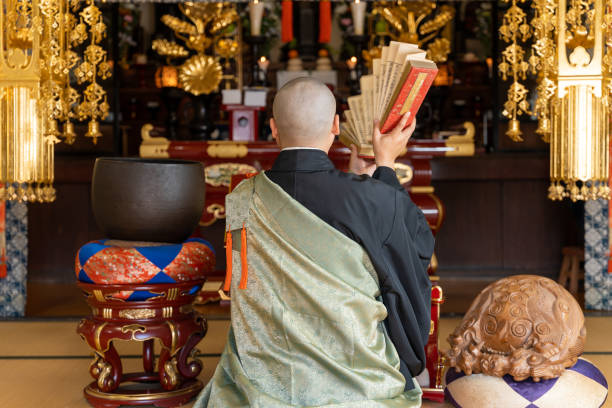 materiale immagine di un monaco che prega su un altare buddista - saying grace immagine foto e immagini stock