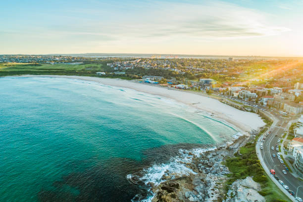 drohnenfoto von maroubra beach - maroubra beach stock-fotos und bilder