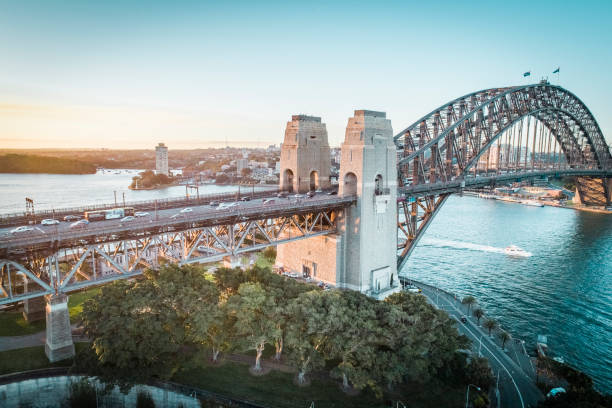 disparo con drones del puente del puerto de sydney - sydney australia australia sydney harbor bridge bridge fotografías e imágenes de stock