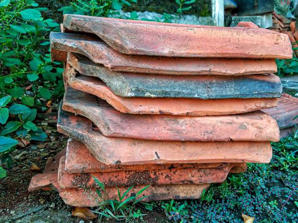 家の前に茶色のタイル - roof tile nature stack pattern ストックフォトと画像