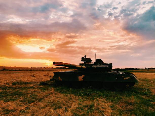 prawdziwy wojskowy czołg sunset shot - armored vehicle tank war armed forces zdjęcia i obrazy z banku zdjęć