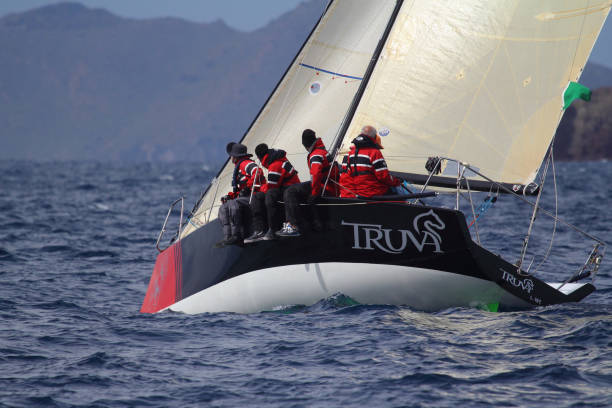 les voiliers naviguent par temps venteux dans les eaux bleues de la mer égée - sailboat storm teamwork competition photos et images de collection