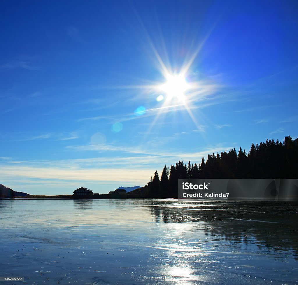 Lago congelato-Riflesso sull'obiettivo - Foto stock royalty-free di A forma di stella