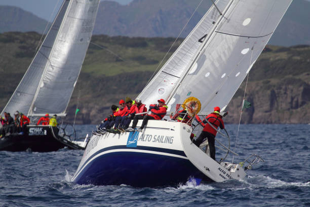 les voiliers naviguent par temps venteux dans les eaux bleues de la mer égée - sailboat storm teamwork competition photos et images de collection