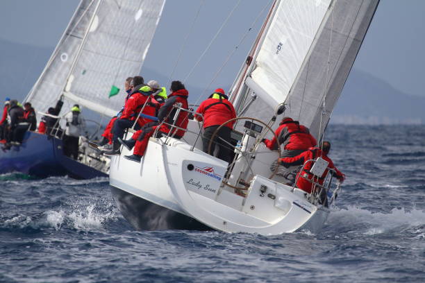 les voiliers naviguent par temps venteux dans les eaux bleues de la mer égée - sailboat storm teamwork competition photos et images de collection