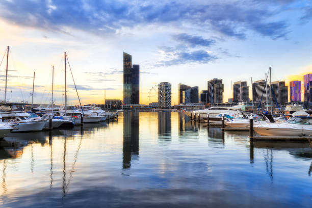 melb docklands marina ruota panoramica - melb foto e immagini stock