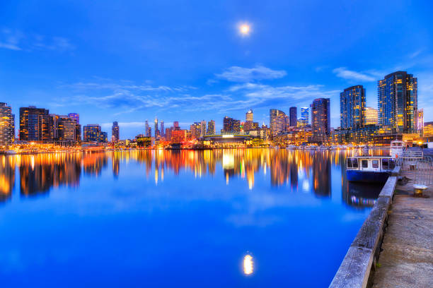 melb docklands niebieski zestaw centralny - melbourne commercial dock harbor australia zdjęcia i obrazy z banku zdjęć