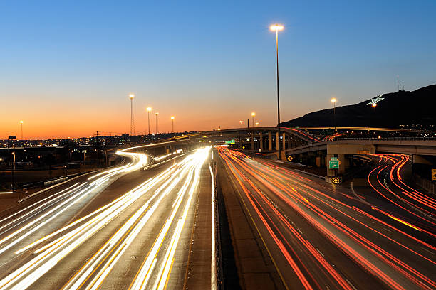 ラッシュアワーにエルパソ、テキサス州） - highway overpass texas multiple lane highway ストックフォトと画像