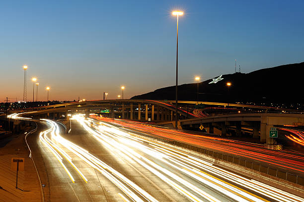 トラフィックをエルパソ、テキサスの夕暮れ - highway overpass texas multiple lane highway ストックフォトと画像