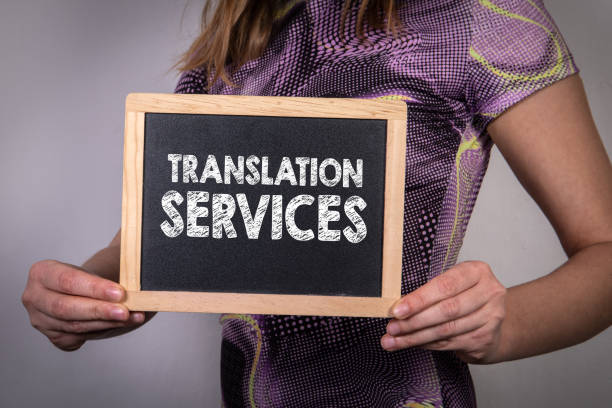 services de traduction. tableau noir avec du texte dans les mains d’une femme - export mot anglais photos et images de collection