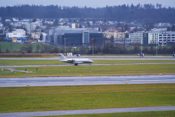 aéroport suisse zürich kloten avec fond de ciel nuageux. - runway airport sky wet photos et images de collection