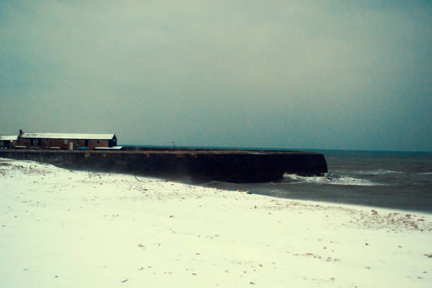 neve na praia em lyme regis - the cobb - fotografias e filmes do acervo