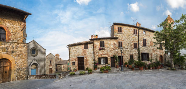 praça del tribunale na cidade de lucignano na itália - italy panoramic town square skyline - fotografias e filmes do acervo