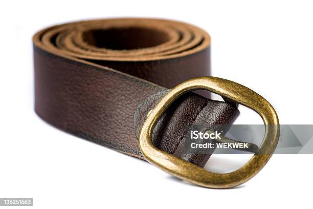 Photo libre de droit de Ceinture En Cuir Sur Fond Blanc banque d'images et plus d'images libres de droit de Ceinture - Accessoire - Ceinture - Accessoire, En cuir, Fond blanc