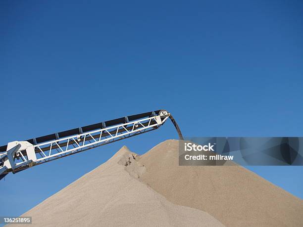 Schottergestein Boot In Aktion Stockfoto und mehr Bilder von Anhöhe - Anhöhe, Baugewerbe, Baumaschine