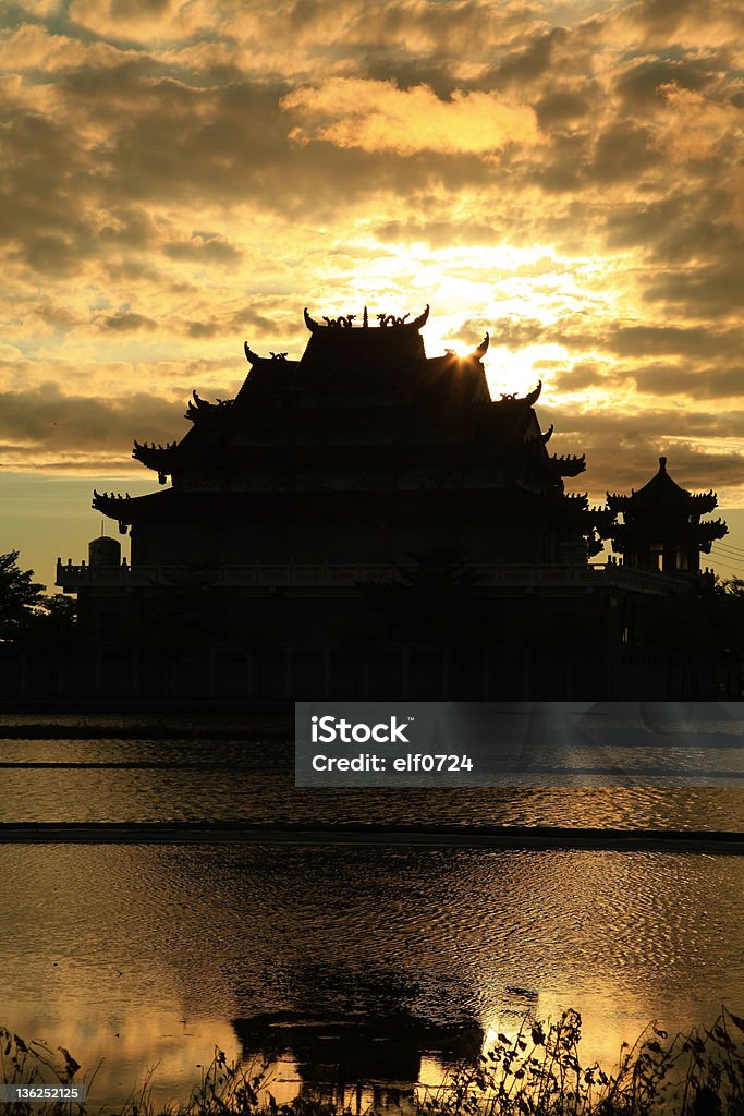 美しい夕日の寺院に台南,台湾 - かすみのロイヤリティフリーストックフォト