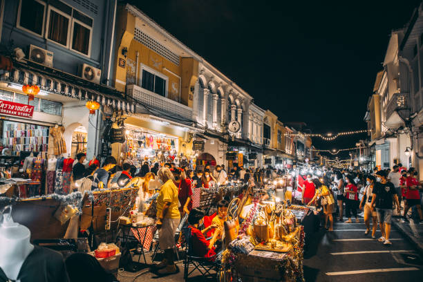 marché nocturne de la vieille ville de phuket en thaïlande, asie du sud-est - phuket province thailand tourist asia photos et images de collection