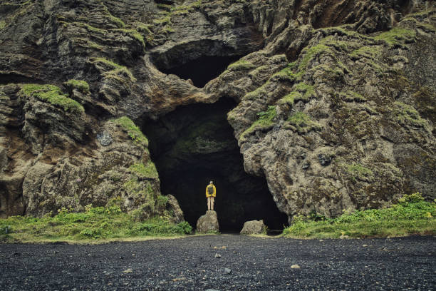 grotte de yoda à hjörleifshöfði en islande - hofmann photos et images de collection