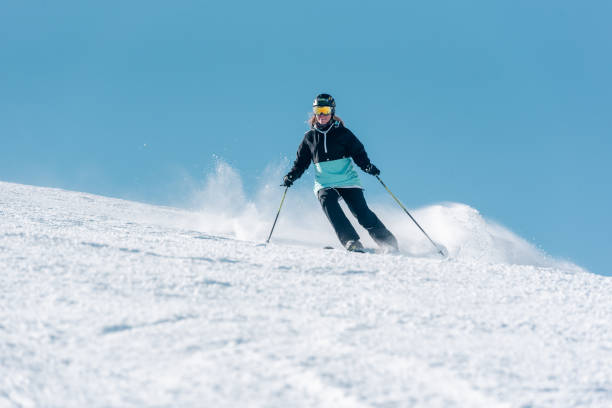 코비드19 시간 안도라의 그란발리라 스키 리조트에서 피레네 산맥에서 스키를 타는 여성 - snow ski track color image colors 뉴스 사진 이미지