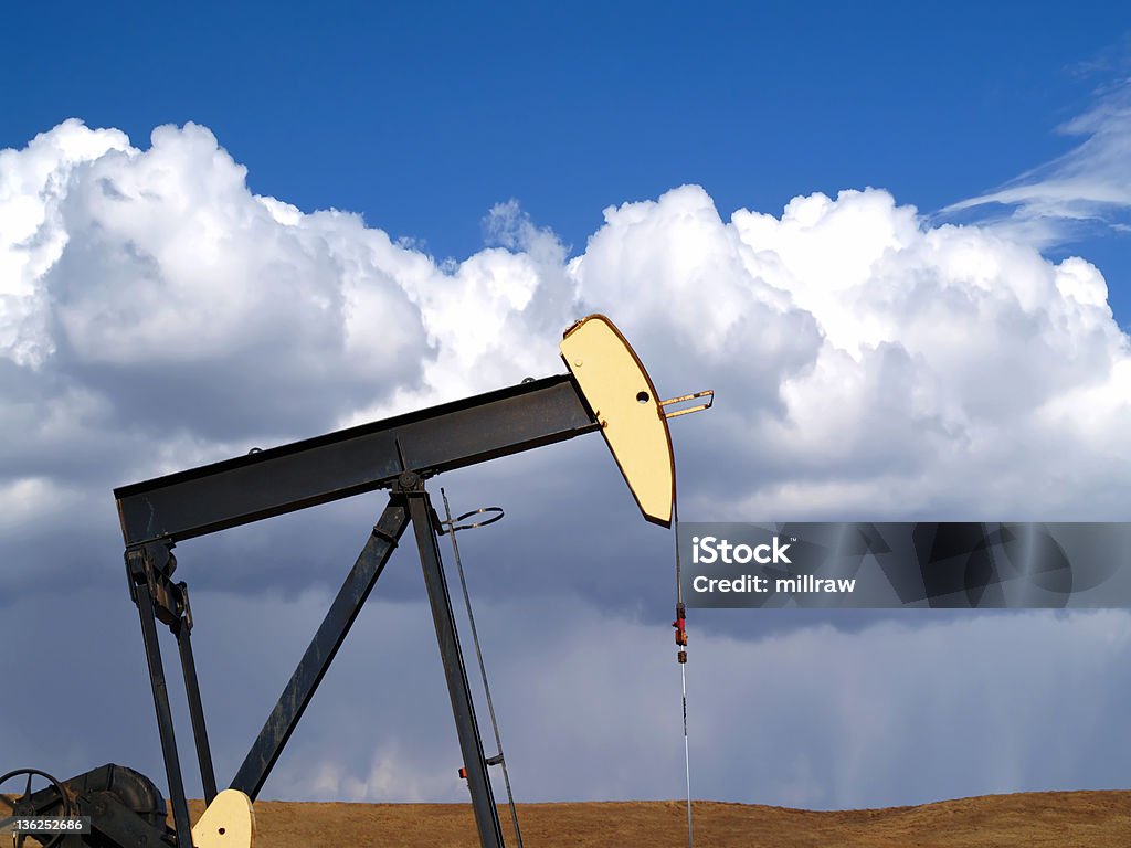 Pozo de petróleo Pumpjack-Storm viene - Foto de stock de Aire libre libre de derechos