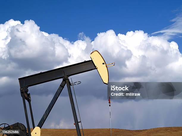 Pozo De Petróleo Pumpjackstorm Viene Foto de stock y más banco de imágenes de Aire libre - Aire libre, Alberta, Azul