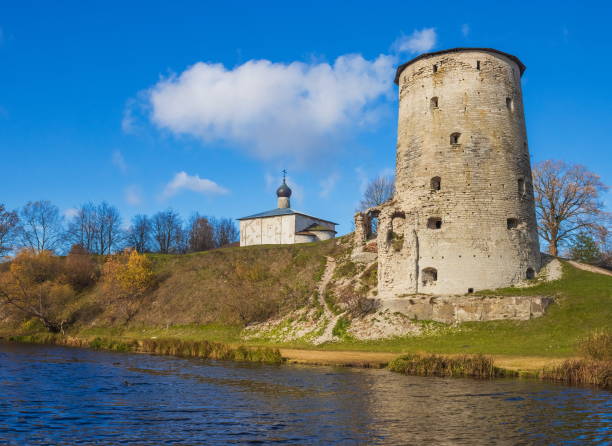 el antiguo kremlin de la ciudad de pskov en el río velikaya. - cathedral russian orthodox clear sky tourism fotografías e imágenes de stock