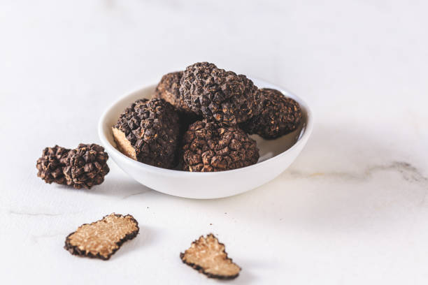 black truffle in bowl on white background, cooking delicacy - truffle tuber melanosporum mushroom 個照片及圖片檔