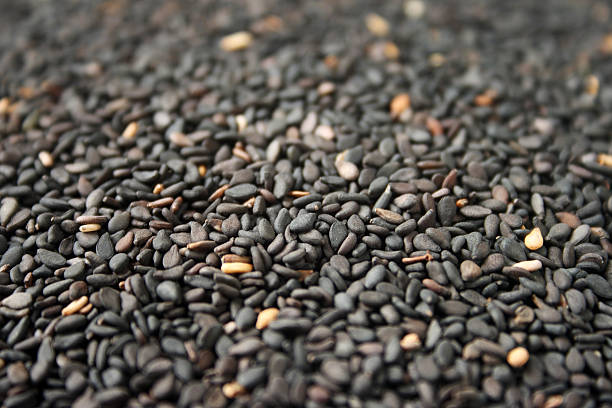 semi di sesamo nero - sesame seed spoon variation foto e immagini stock