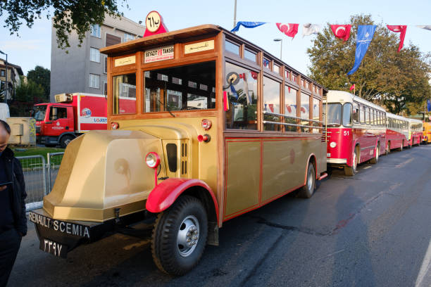 les bus passanger vintage et les scemia renault utilisés de 1927 à 1992 défilent le 29 octobre jour de la république. éditorial tourné à istanbul en turquie. - bussing photos et images de collection