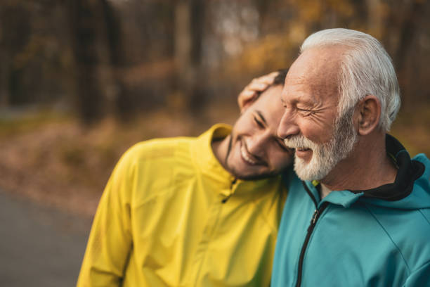 glücklicher vater und sohn, die zeit miteinander in der natur verbringen. - senior adult stock-fotos und bilder